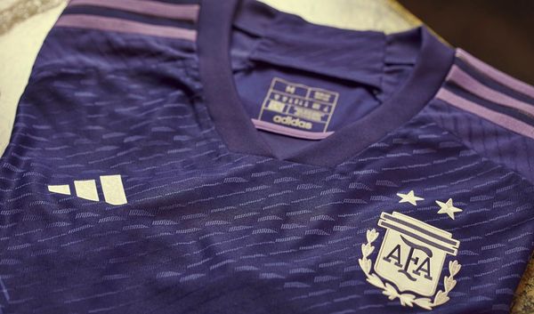 El conjunto albiceleste presentó su nueva camiseta alternativa con un mensaje para Qatar