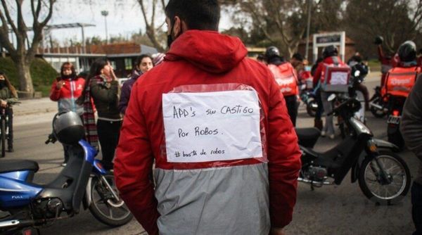 Villa Tesei: repartidores marcharon en reclamo de más seguridad por reiterados robos que sufren a diario