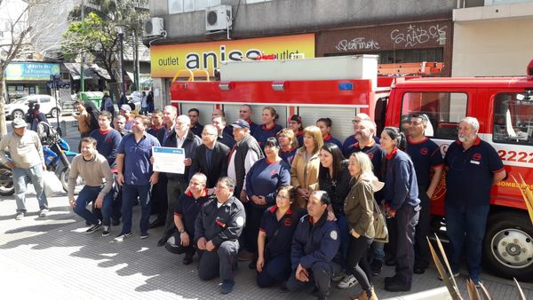 Bomberos Voluntarios de Ituzaingó recibieron la escritura de su predio de Villa Udaondo