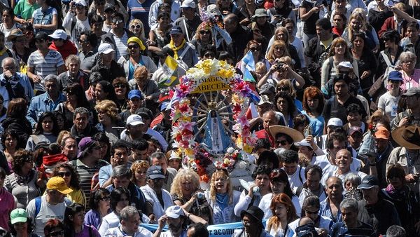 Una multitud ya camina a Lujan bajo el lema "Queremos unirnos como Pueblo"