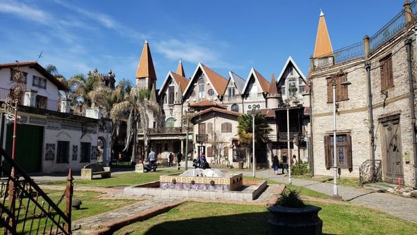 La historia de Campanópolis, la aldea medieval instalada en el centro de González Catan