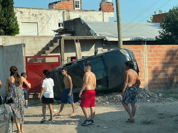 Libertad: perseguidos por la policía chocaron en una casa y los vecinos querían lincharlos