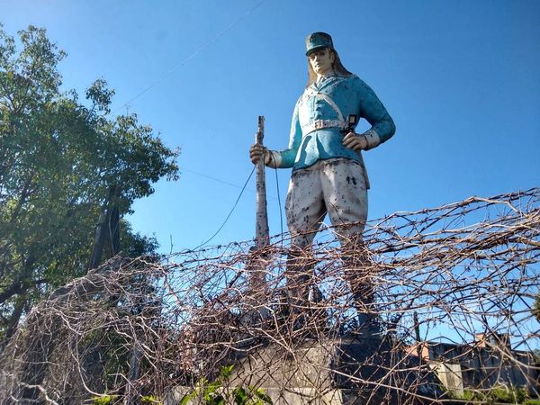 El soldado que lo ve todo: la historia de un particular monumento ubicado en Moreno