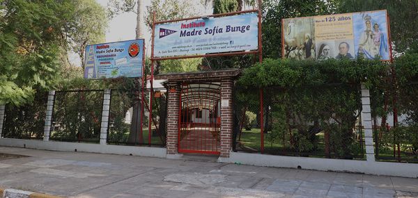 Frente del Colegio Madre Sofía Bunge de Ituzaingó, donde los padres denuncian una situación de calor extremo.