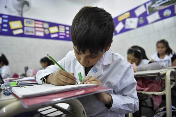 Un niño estudia en una de las miles de escuelas bonaerenses que se suman a "Una hora más", programa que también rige en It