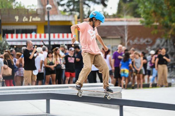 Un niño hace un truco en patineta en el nuevo skatepark de Hurlingham,