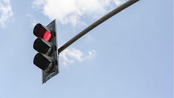 Accidente en San Alberto: tras el choque de una moto y un auto vecinos reclaman un semáforo