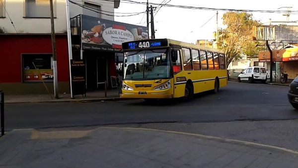 Paro en 3 líneas de colectivos por agresión a un chofer