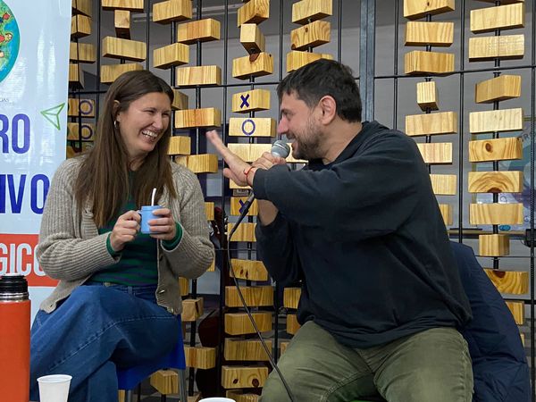 Natalia Peluso y Juan Grabois juntos en Ituzaingó