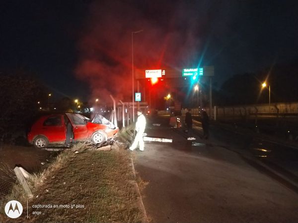 Ituzaingó: regresaban borrachos de una fiesta y chocaron contra un poste de luz