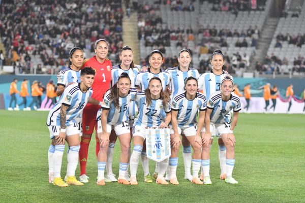 Argentina cayó sobre la hora en el debut del Mundial