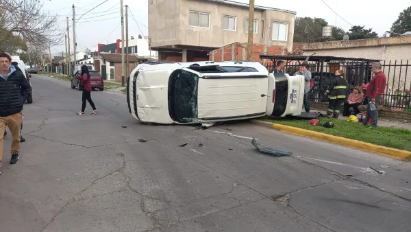 Ituzaingó: choque y vuelco con una funcionaria municipal como víctima