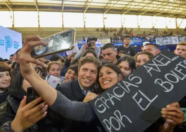 El gobernador Kicillof anunció la creación del Boleto Estudiantil Terciario