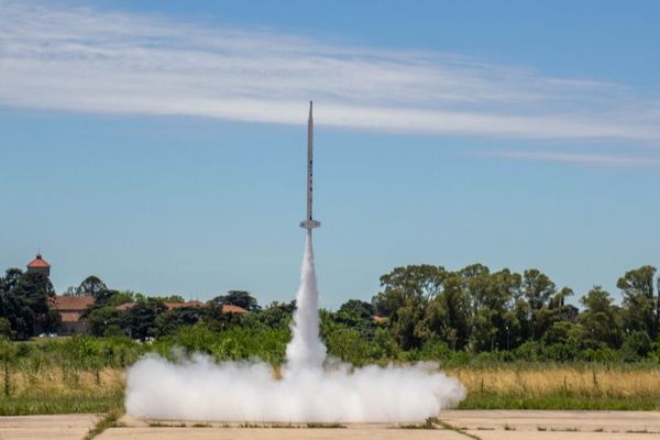 La UTN-Haedo y la Secundaria Técnica N°4 de Morón lanzaron con éxito su primer cohete sonda