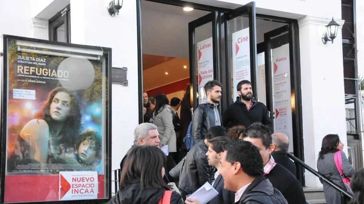 Personas en la puerta del Teatro Gregorio de Laferrere, donde se realizará el ciclo de cine gratis en Morón.