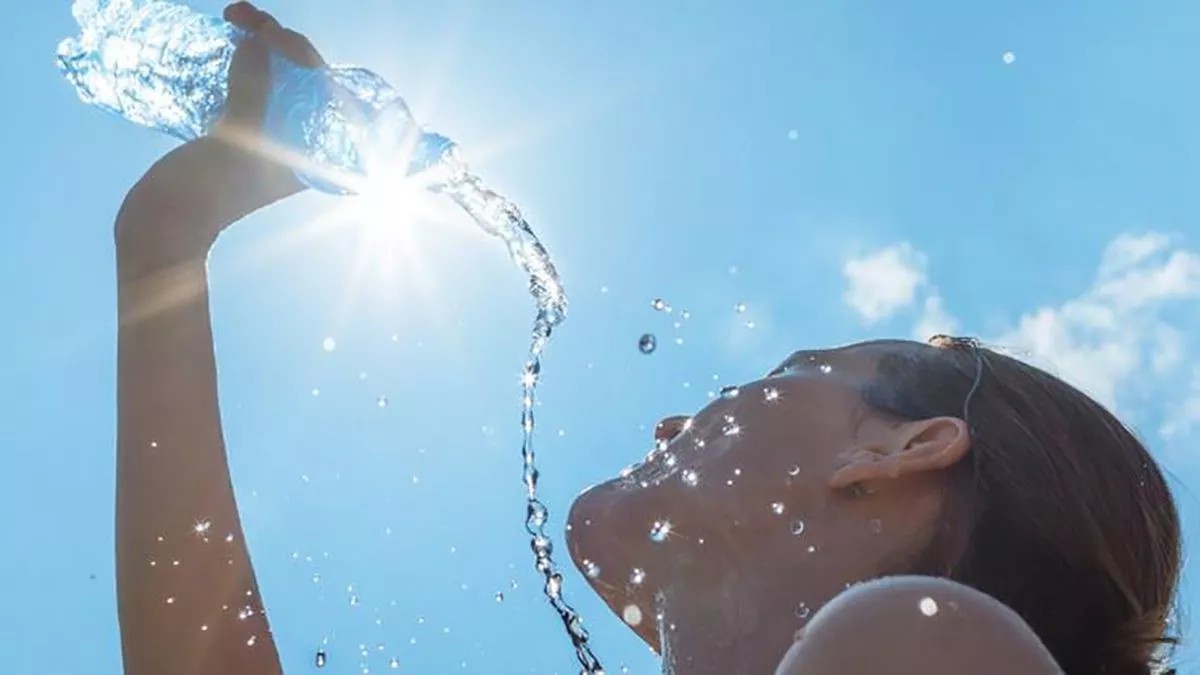 Ante la ola de calor extremo que azota Merlo, es vital mantenerse bien hidratado.