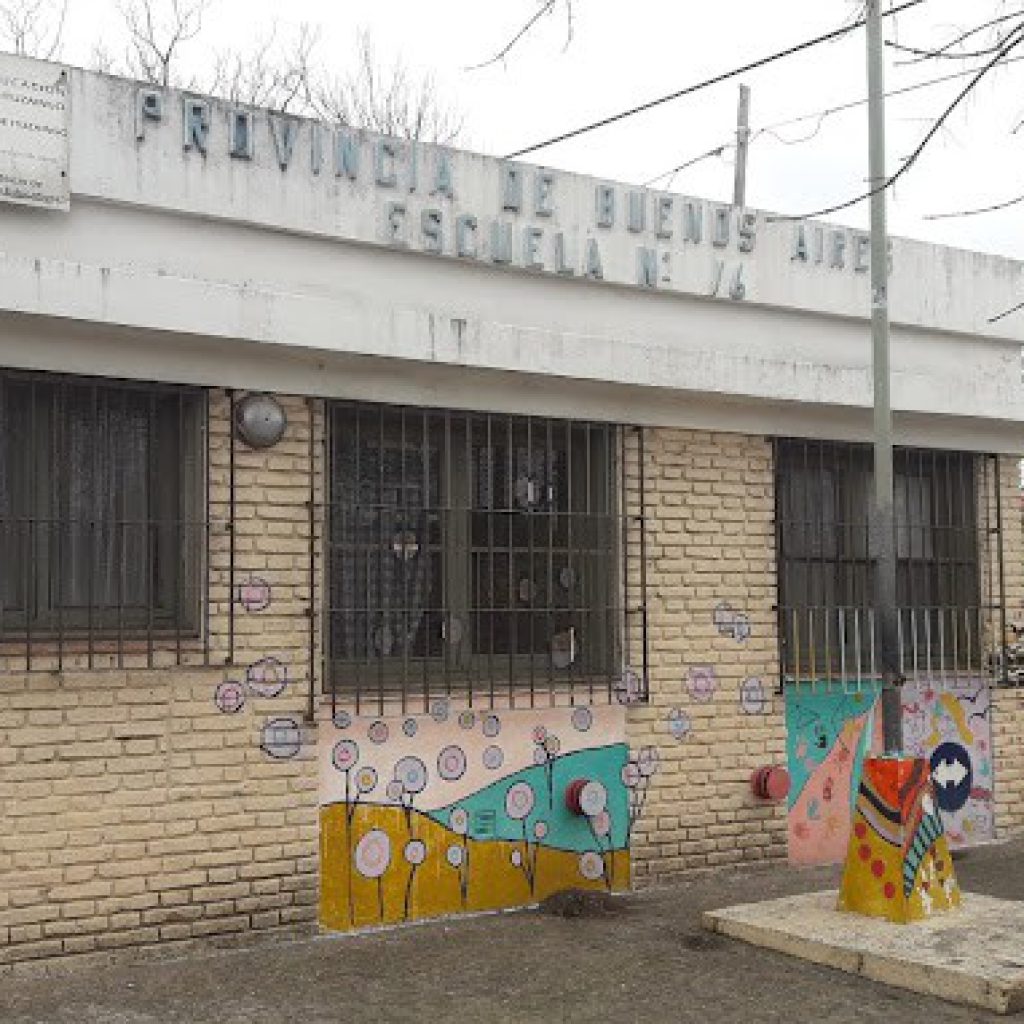 Frente de la Escuela Primaria N° 16 de Ituzaingó, una de las miles de escuelas bonaerenses que se suman a "Una hora más".